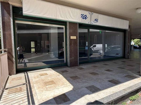 negozio in vendita a Varese in zona Brunella