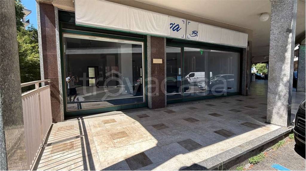 negozio in vendita a Varese in zona Brunella