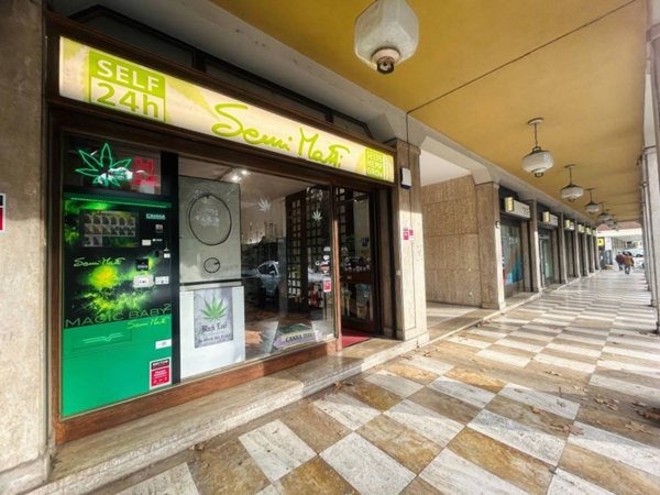 negozio in vendita a Varese in zona Brunella