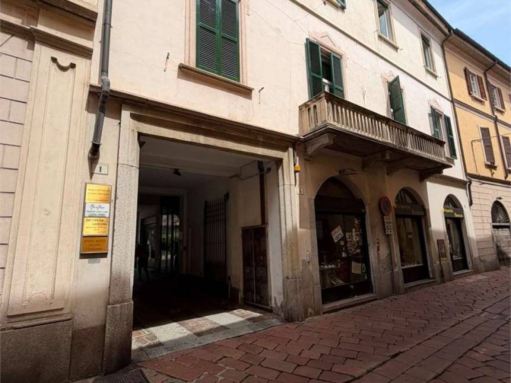 appartamento in vendita a Varese in zona Biumo