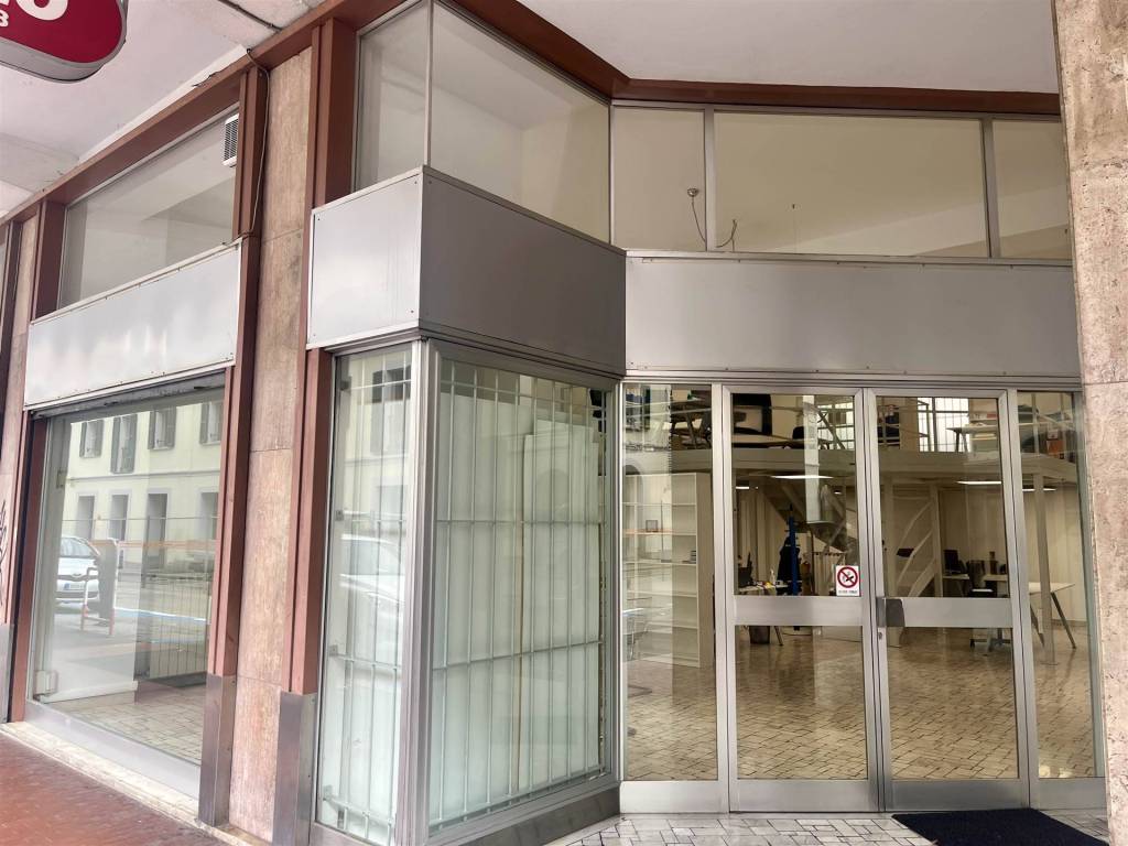 negozio in vendita a Varese in zona Centro Città