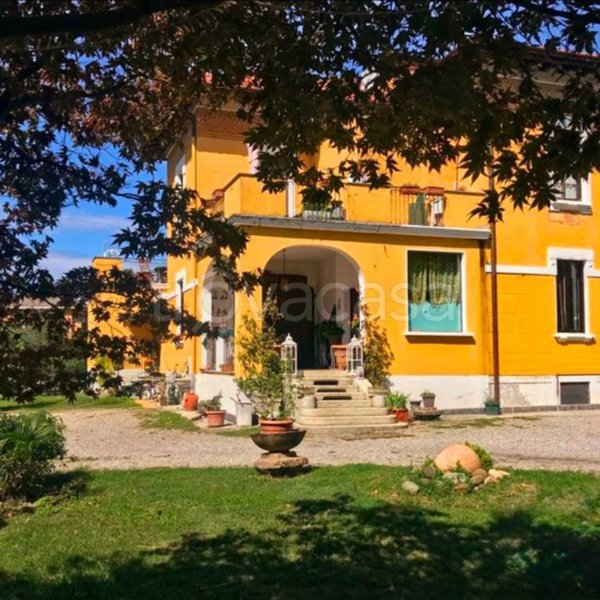 casa indipendente in vendita a Varese in zona Casbeno