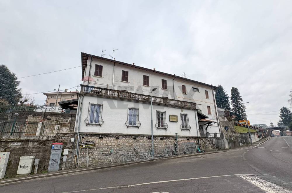appartamento in vendita a Varese in zona Biumo