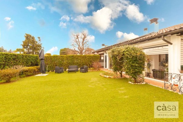 casa indipendente in vendita a Varese in zona Bizzozero