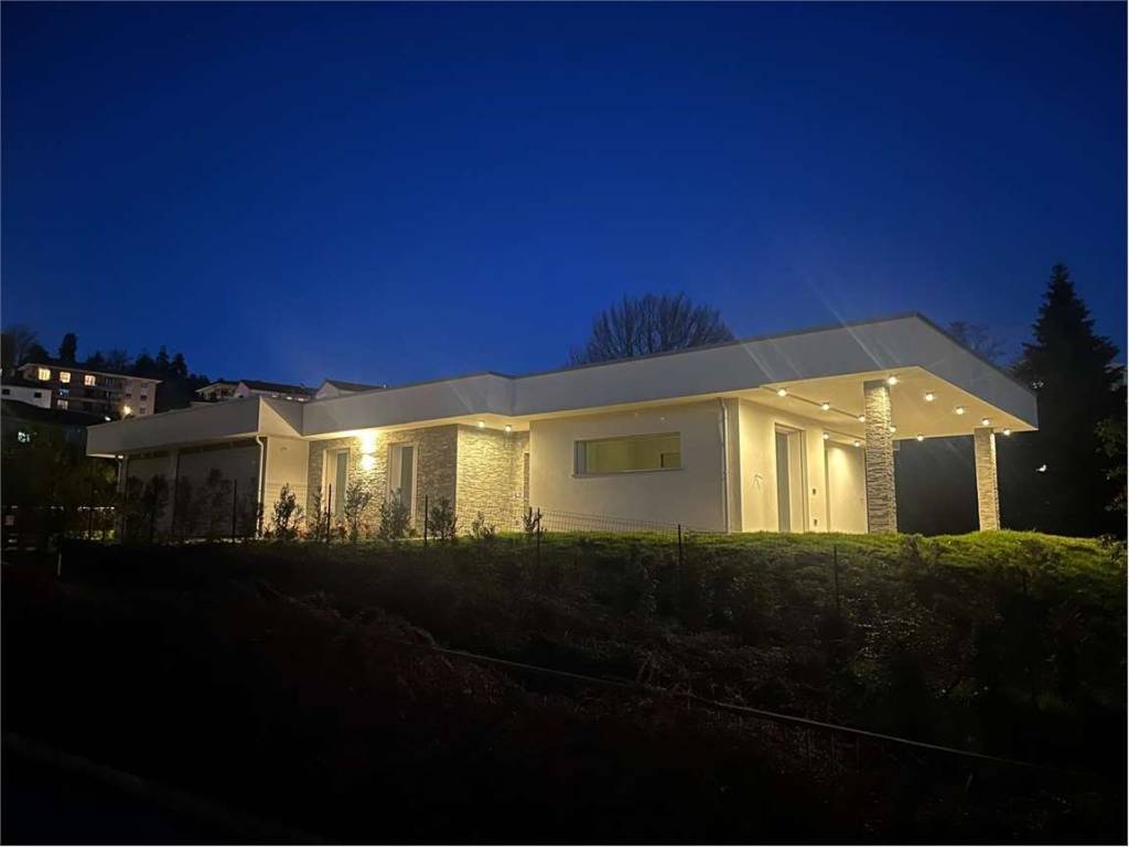 casa indipendente in vendita a Varese in zona Casbeno