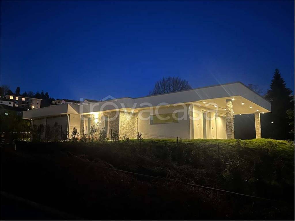 casa indipendente in vendita a Varese in zona Casbeno