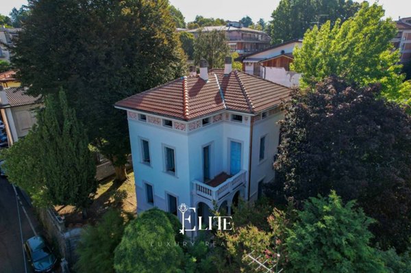casa indipendente in vendita a Varese in zona Casbeno