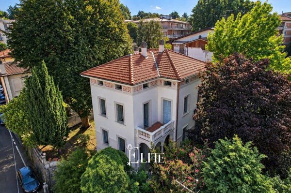 casa indipendente in vendita a Varese in zona Casbeno