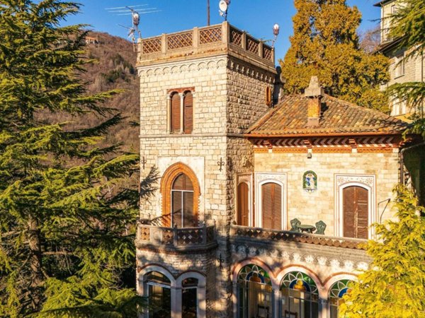 casa indipendente in vendita a Varese in zona Santa Maria del Monte