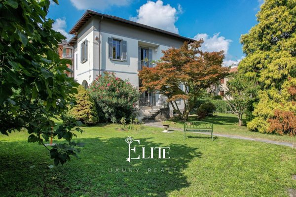 casa indipendente in vendita a Varese in zona Viale Aguggiari