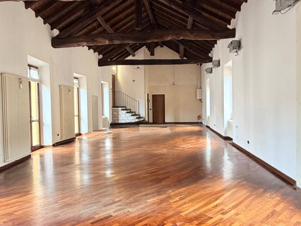 appartamento in vendita a Varese in zona Biumo