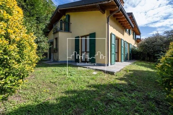 casa indipendente in vendita a Varese in zona Velate