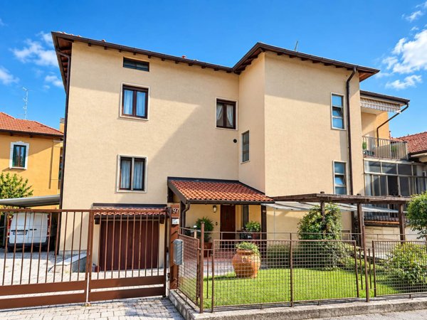 casa indipendente in vendita a Varese in zona Giubiano