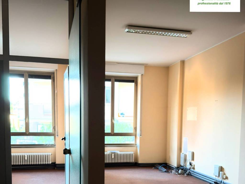 ufficio in vendita a Varese in zona Brunella