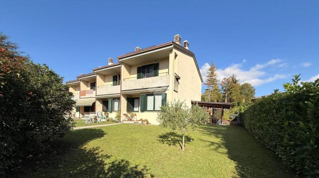 casa indipendente in vendita a Varese in zona Avigno
