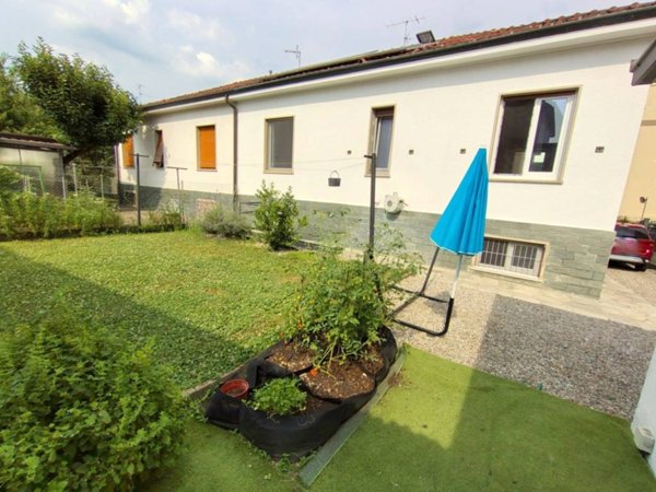 casa indipendente in vendita a Vedano Olona