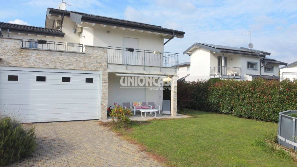 casa indipendente in vendita a Vedano Olona