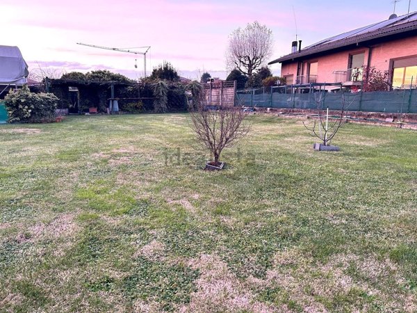 negozio in vendita a Vedano Olona