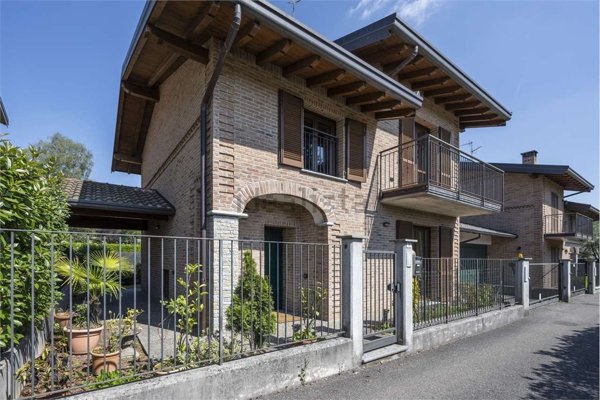 casa indipendente in vendita a Vedano Olona