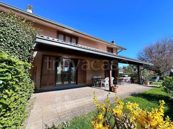 casa indipendente in vendita a Vedano Olona in zona Fontanelle