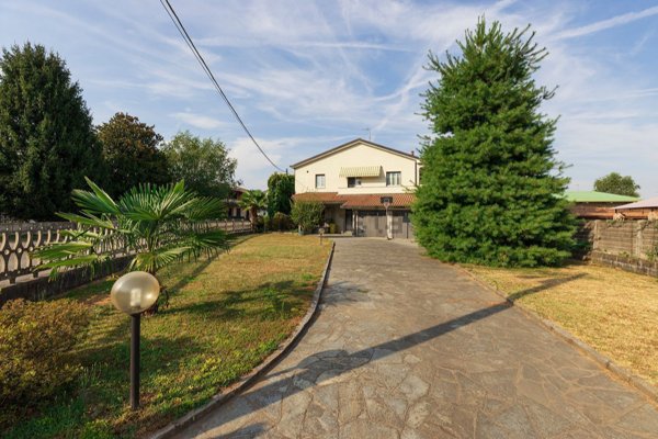 casa semindipendente in vendita a Vedano Olona in zona Fontanelle