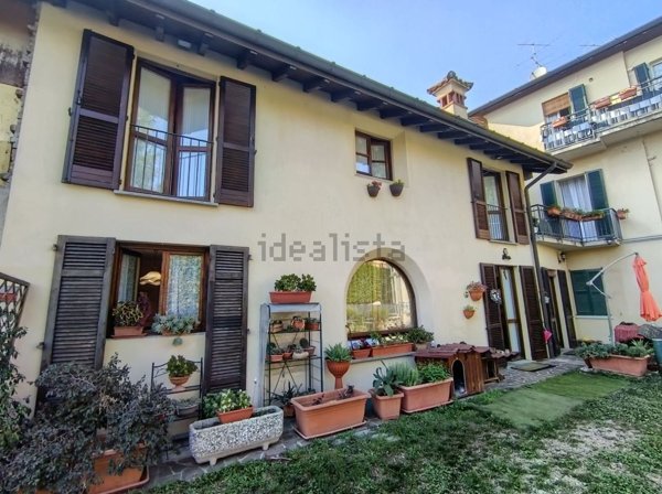 casa indipendente in vendita a Vedano Olona in zona Fontanelle