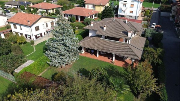 casa indipendente in vendita a Vedano Olona in zona Fontanelle