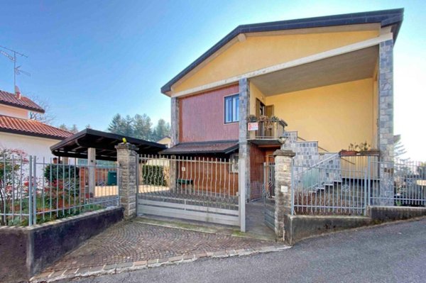 casa indipendente in vendita a Venegono Inferiore