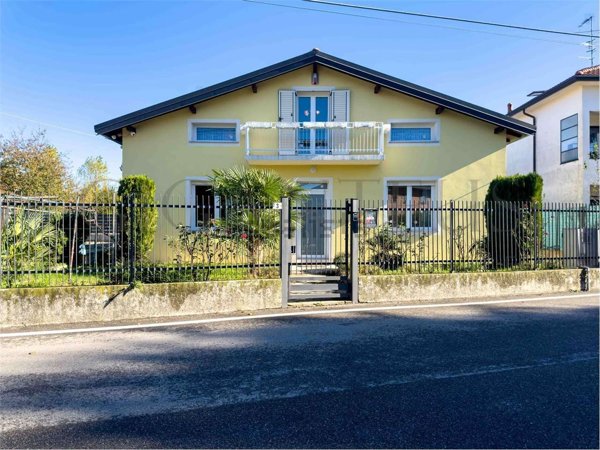 casa indipendente in vendita a Venegono Inferiore