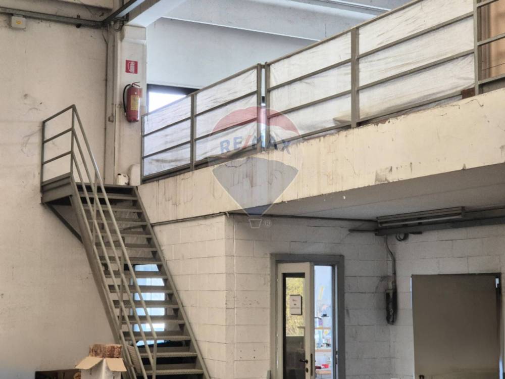locale di sgombero in vendita a Venegono Inferiore