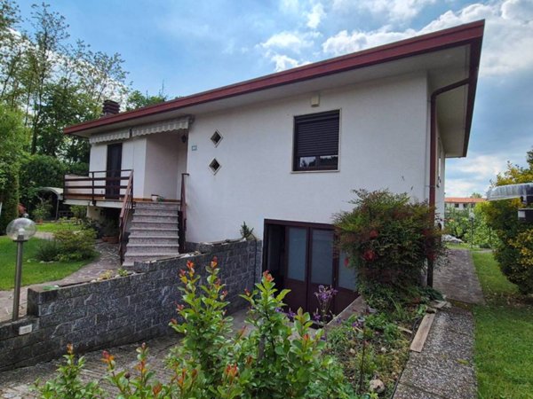 casa indipendente in vendita a Venegono Inferiore