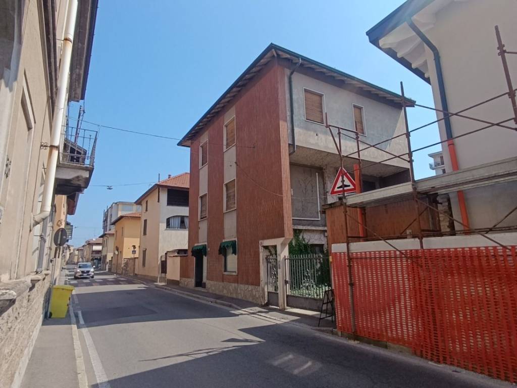 casa indipendente in vendita a Venegono Inferiore