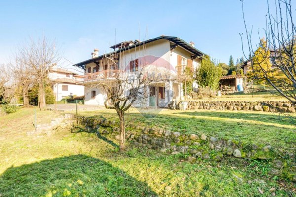 casa indipendente in vendita a Venegono Inferiore