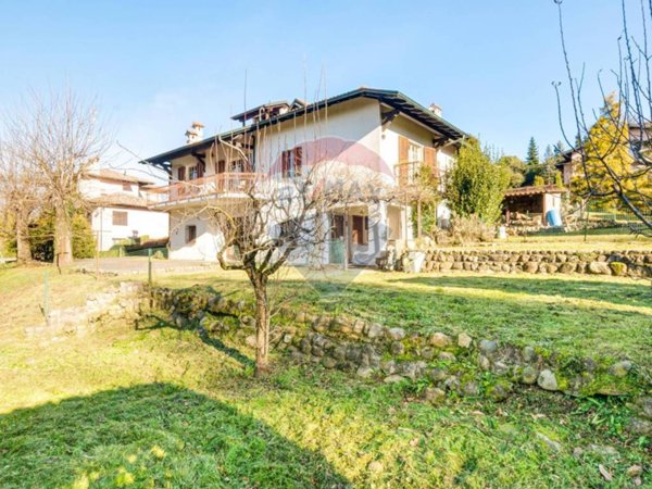 casa indipendente in vendita a Venegono Inferiore