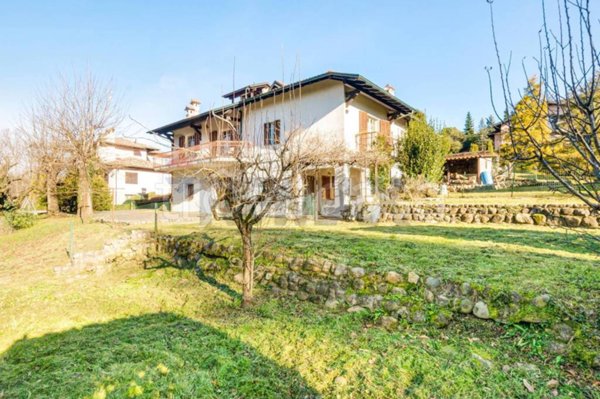 casa indipendente in vendita a Venegono Inferiore