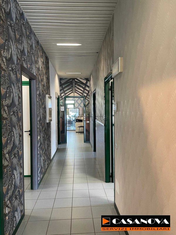 locale commerciale in vendita a Venegono Inferiore