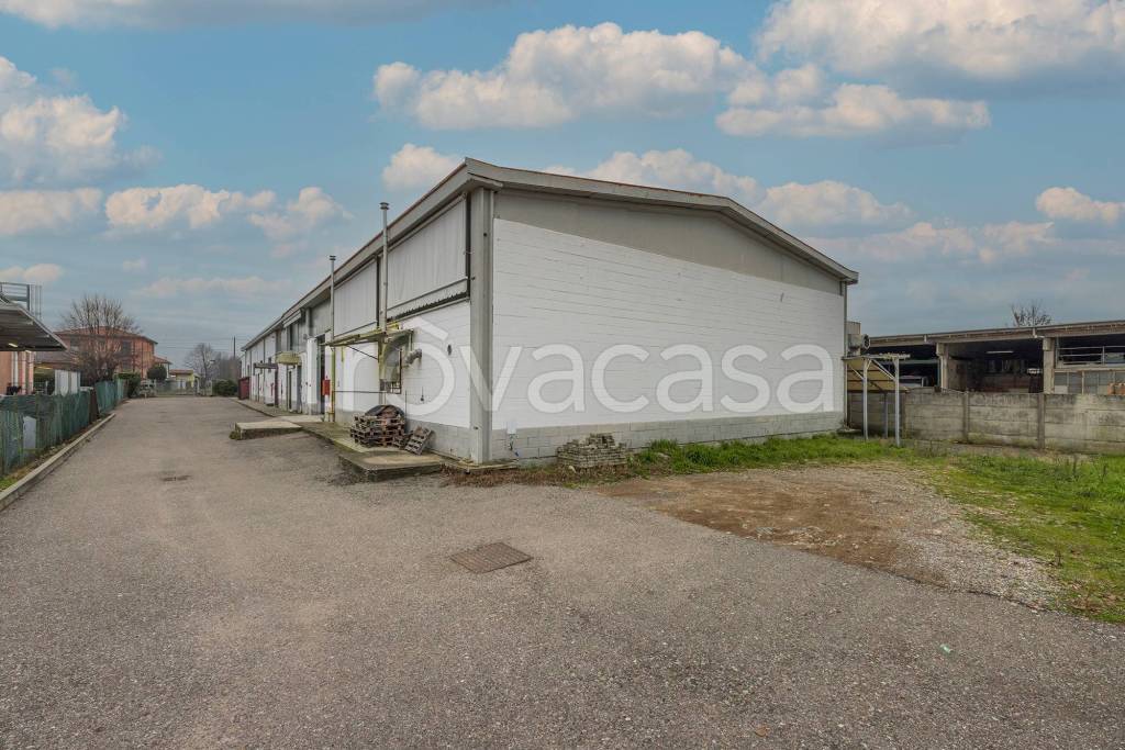 locale commerciale in vendita a Venegono Inferiore