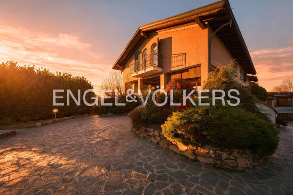 casa indipendente in vendita a Venegono Inferiore