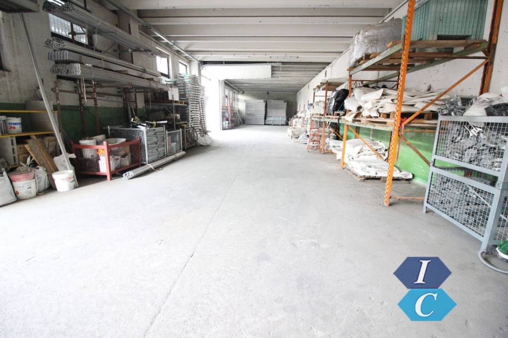 locale commerciale in vendita a Venegono Inferiore