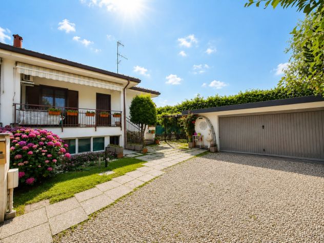 casa indipendente in vendita a Venegono Inferiore