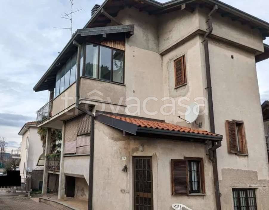 casa indipendente in vendita a Venegono Inferiore