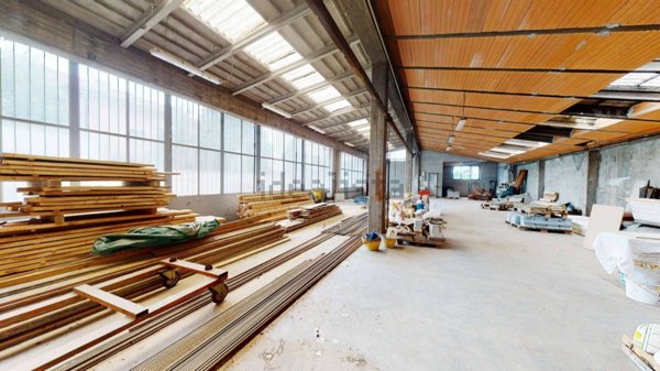 locale di sgombero in vendita a Venegono Superiore