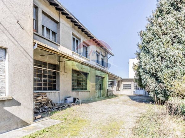 negozio in vendita a Venegono Superiore