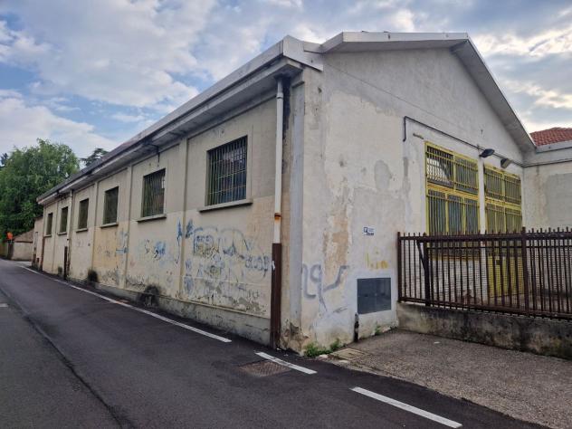 locale commerciale in vendita a Venegono Superiore