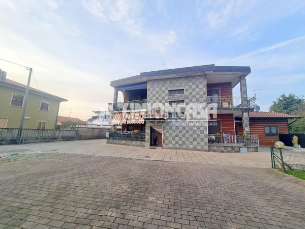 casa indipendente in vendita a Venegono Superiore