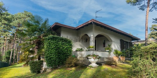 casa indipendente in vendita a Venegono Superiore