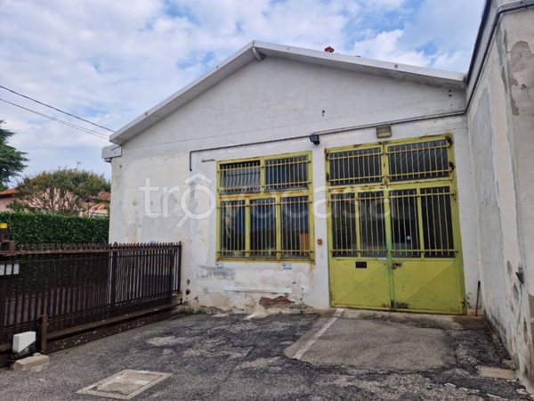 locale commerciale in vendita a Venegono Superiore