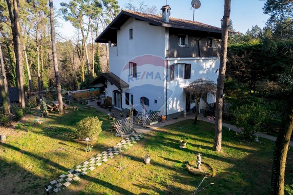 casa indipendente in vendita a Venegono Superiore