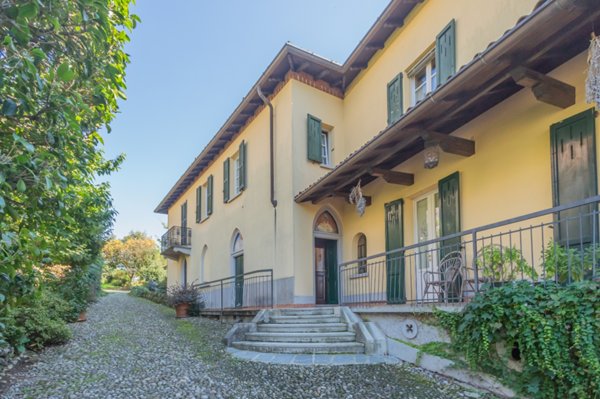 negozio in vendita a Venegono Superiore