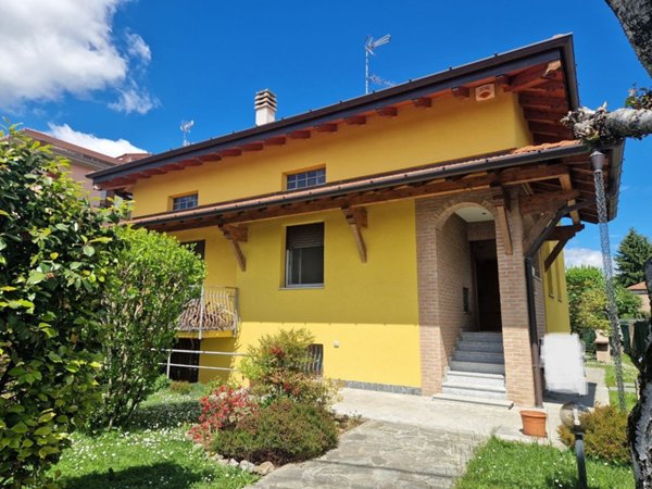 casa indipendente in vendita a Venegono Superiore
